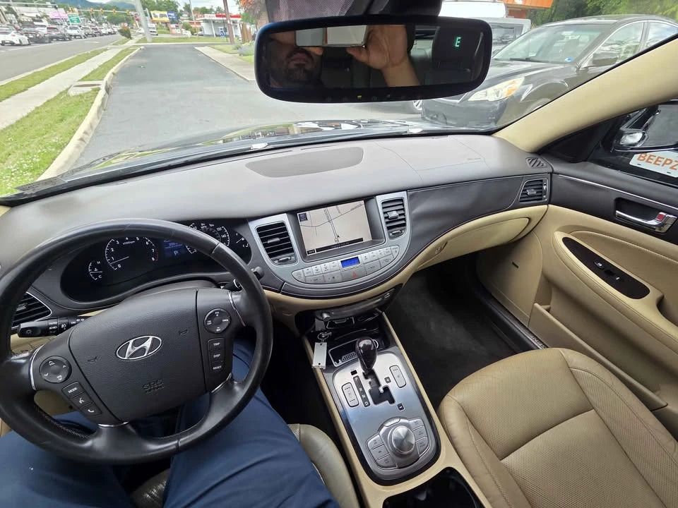 2009 Hyundai Genesis - Image 16 of 20