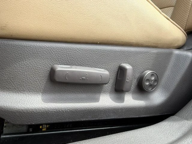 2009 Hyundai Genesis - Image 17 of 30