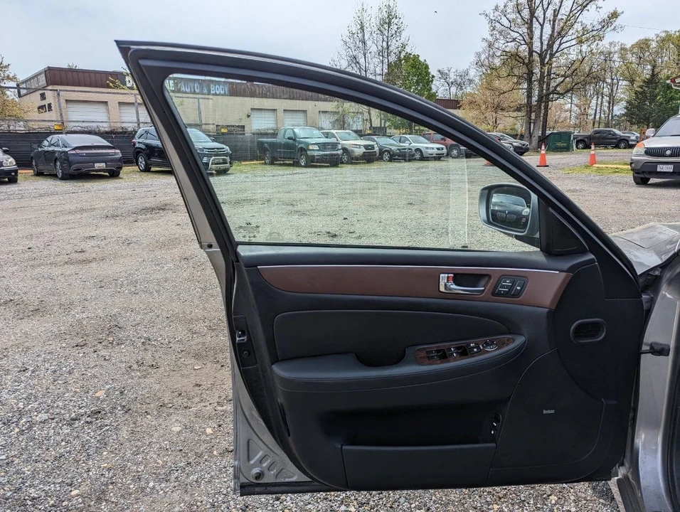 2009 Hyundai Genesis - Image 18 of 21