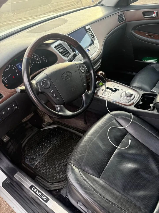2009 Hyundai Genesis - Image 6 of 6