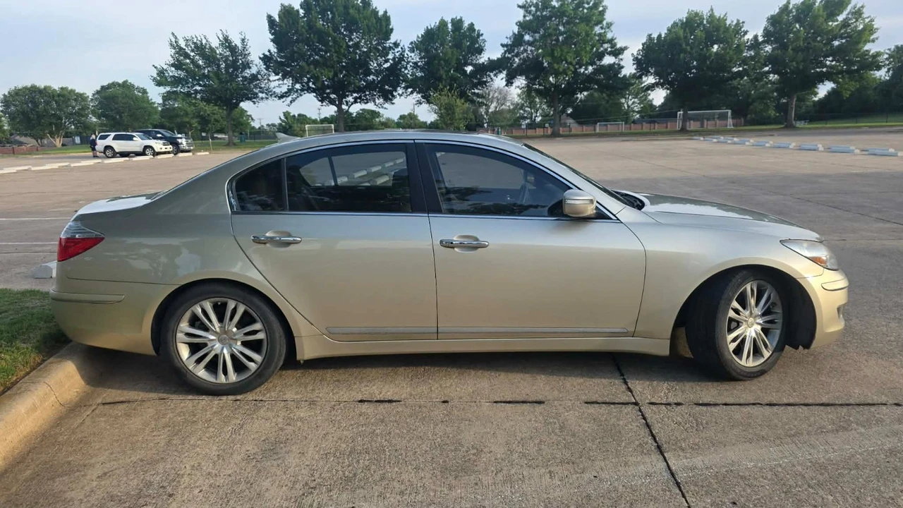 2009 Hyundai Genesis - Image 8 of 19