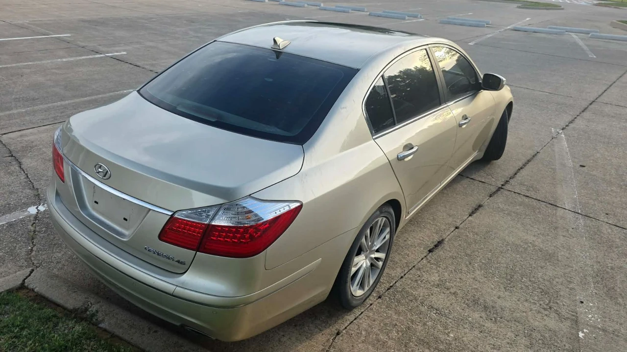 2009 Hyundai Genesis - Image 7 of 19