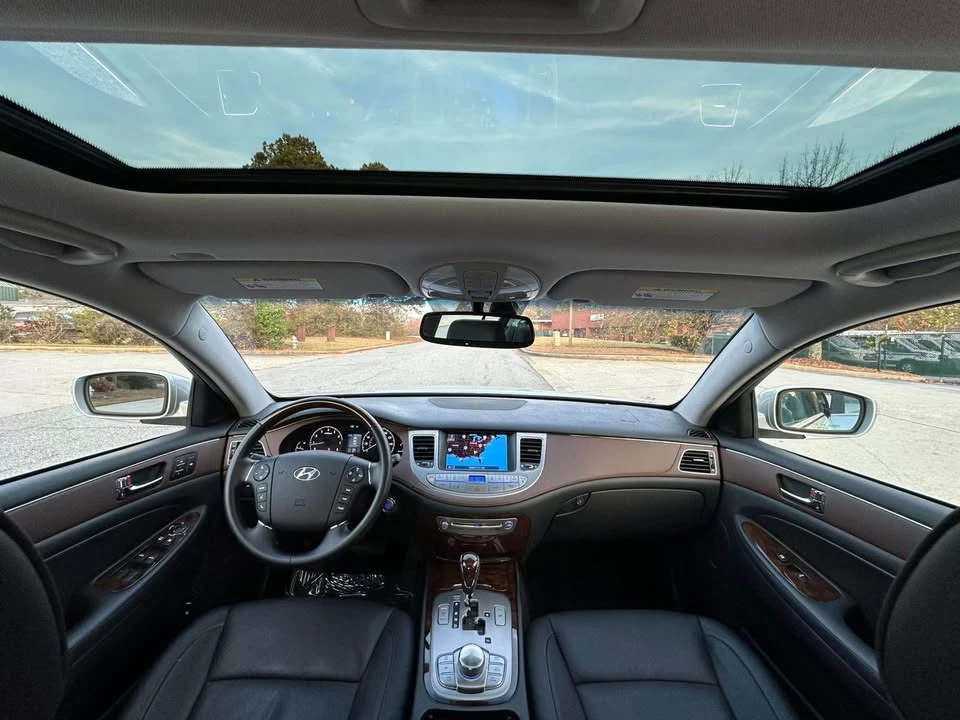 2009 Hyundai Genesis - Image 10 of 18