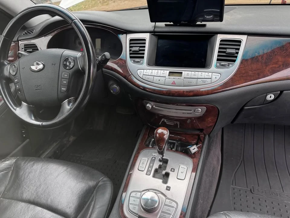 2009 Hyundai Genesis - Image 10 of 12
