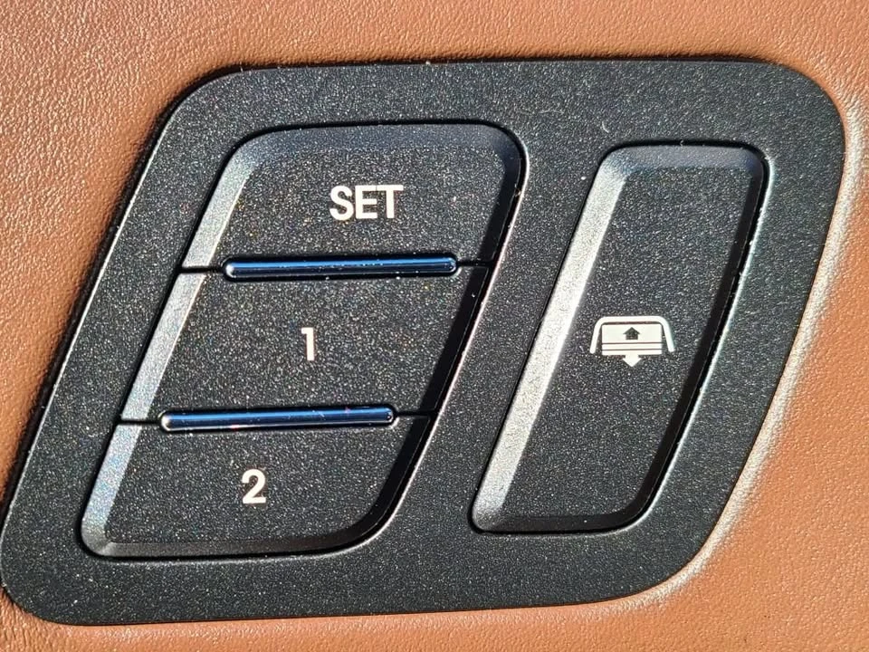 2009 Hyundai Genesis - Image 16 of 20