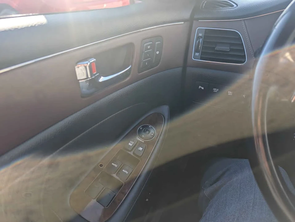 2009 Hyundai Genesis - Image 14 of 20