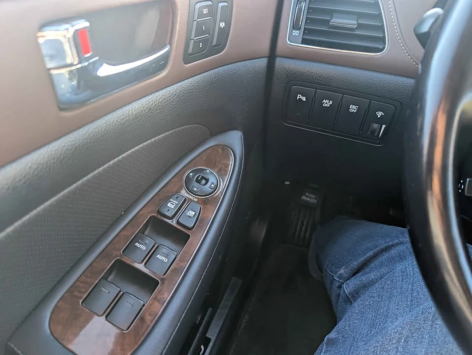 2009 Hyundai Genesis - Image 18 of 20