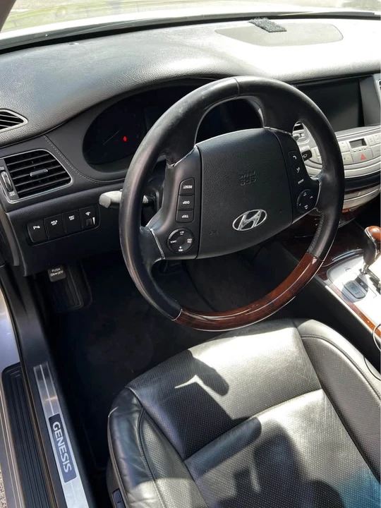 2009 Hyundai Genesis - Image 9 of 17