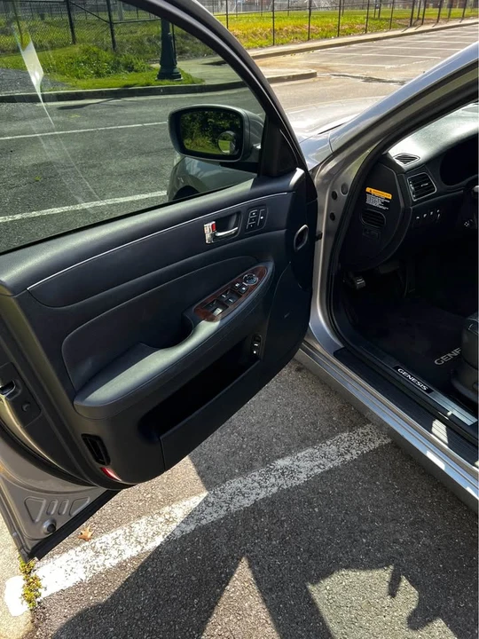 2009 Hyundai Genesis - Image 11 of 17