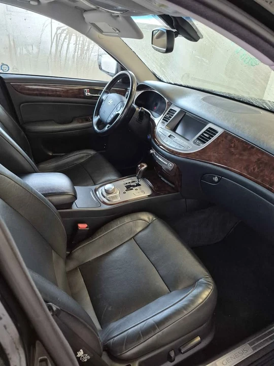2009 Hyundai Genesis - Image 8 of 14