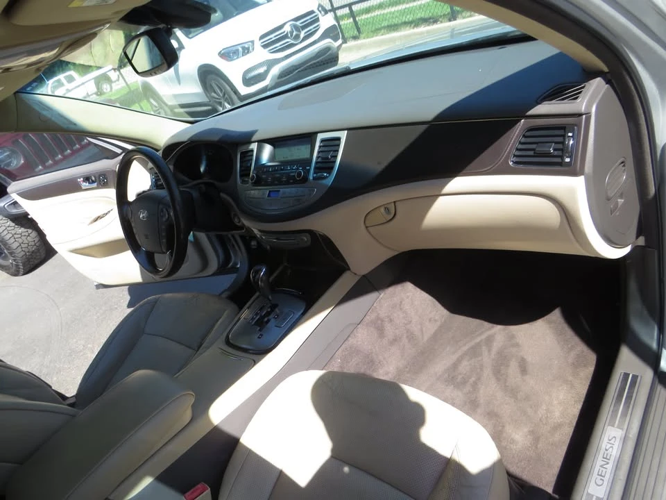 2009 Hyundai Genesis - Image 17 of 18