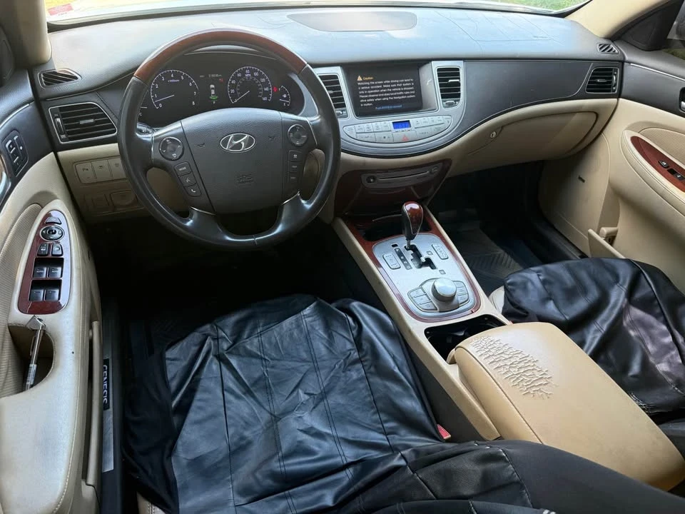 2009 Hyundai Genesis - Image 6 of 10