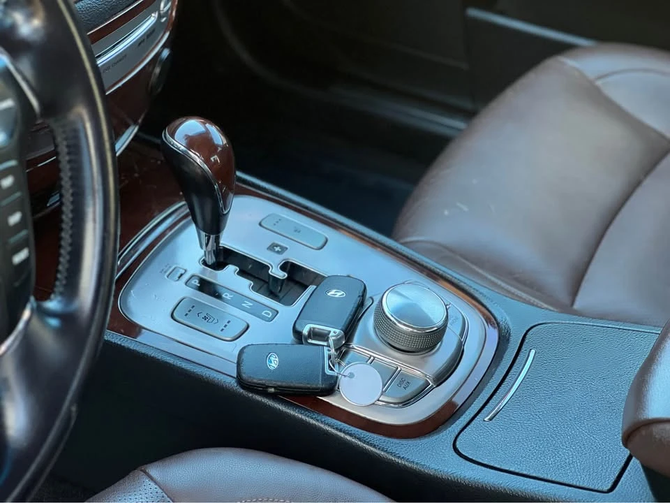2009 Hyundai Genesis - Image 9 of 15