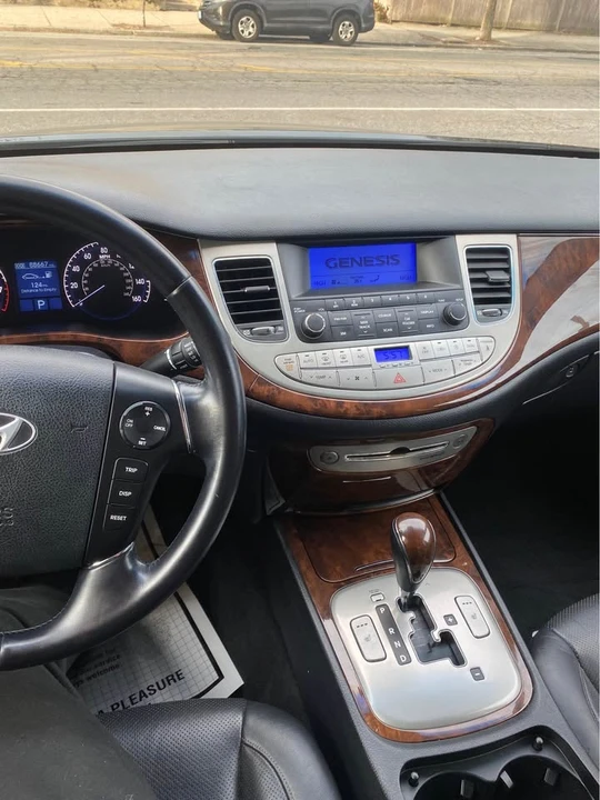 2009 Hyundai Genesis - Image 8 of 11