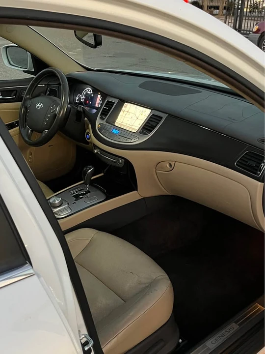 2009 Hyundai Genesis - Image 8 of 17