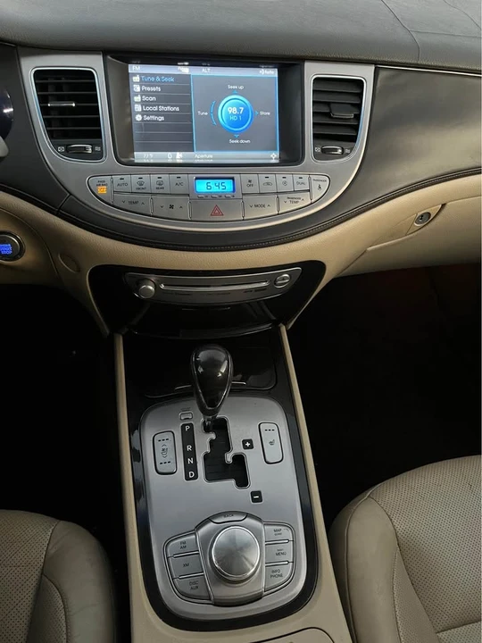 2009 Hyundai Genesis - Image 11 of 17