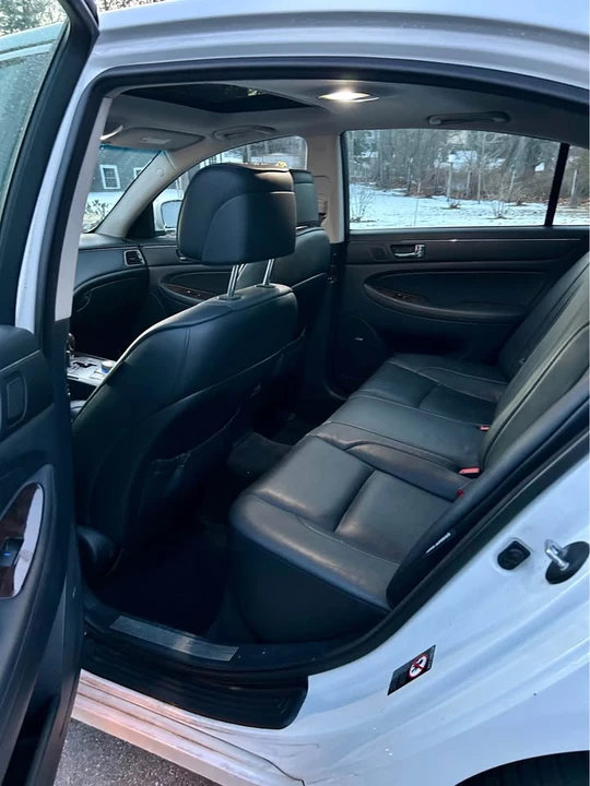2009 Hyundai Genesis - Image 11 of 15