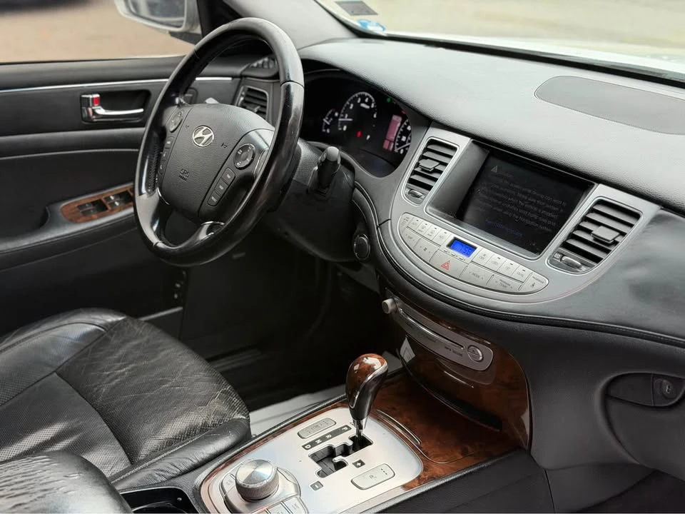 2009 Hyundai Genesis - Image 17 of 18