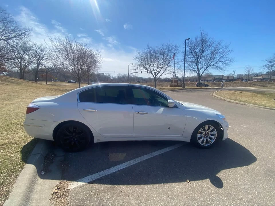 2009 Hyundai Genesis - Image 11 of 17