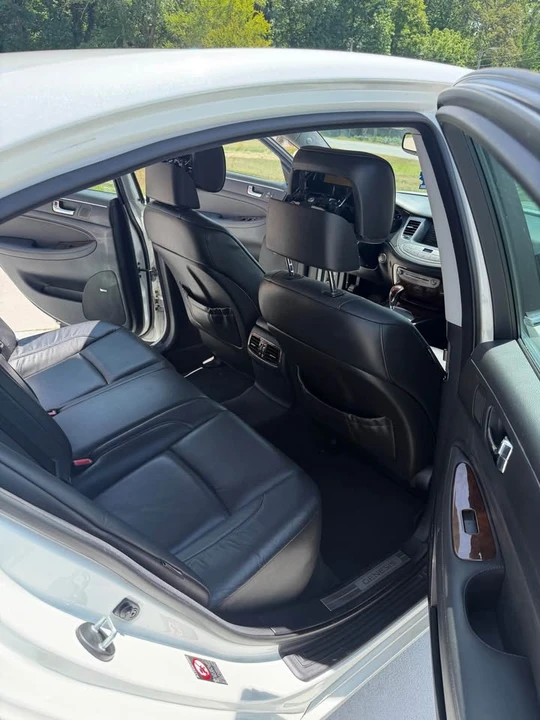 2009 Hyundai Genesis - Image 9 of 11