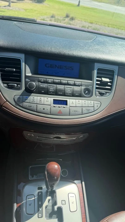 2009 Hyundai Genesis - Image 12 of 19