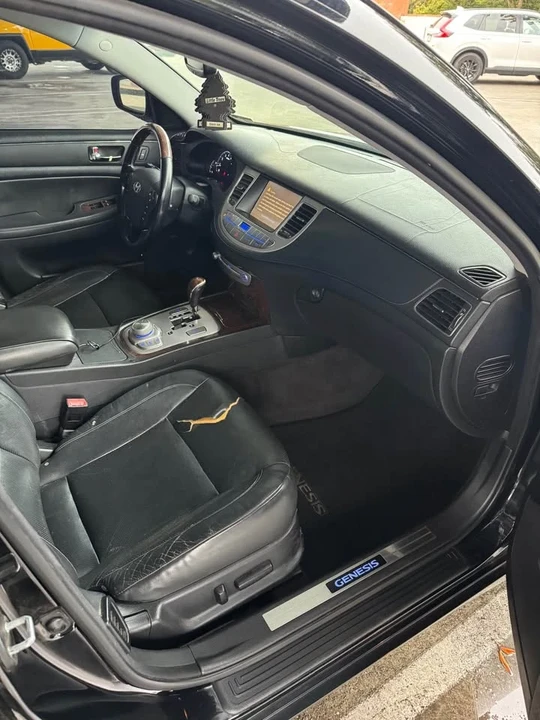 2009 Hyundai Genesis - Image 13 of 17