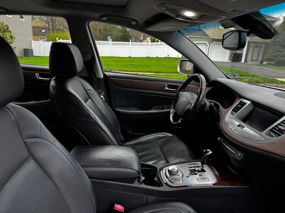 2009 Hyundai Genesis - Image 5 of 10