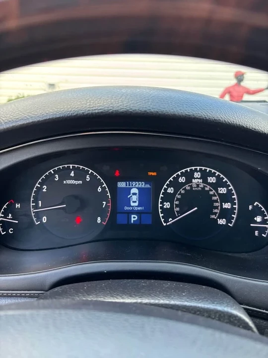 2009 Hyundai Genesis - Image 11 of 19