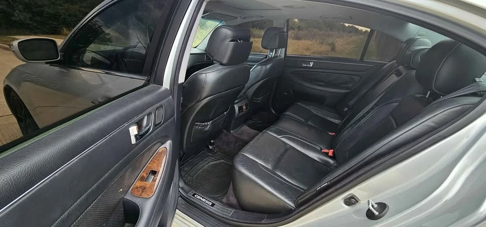 2009 Hyundai Genesis - Image 5 of 10