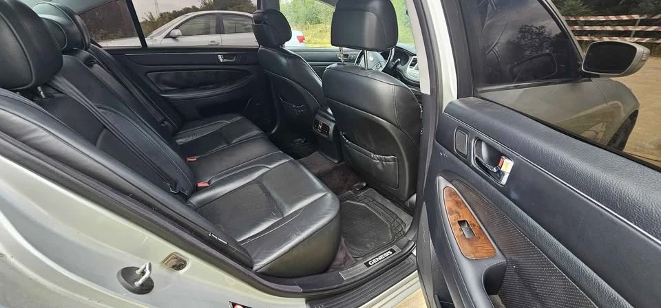 2009 Hyundai Genesis - Image 7 of 10