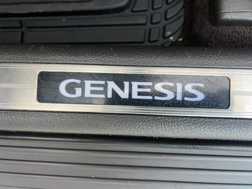 2009 Hyundai Genesis - Image 15 of 18
