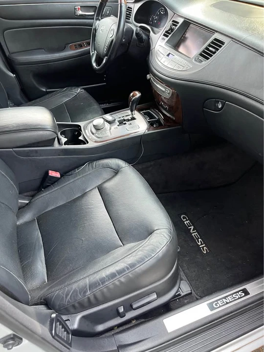 2009 Hyundai Genesis - Image 12 of 19