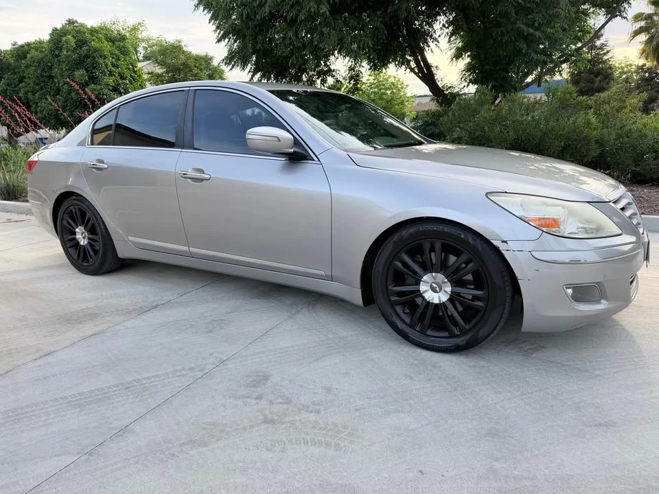 2009 Hyundai Genesis - Image 2 of 18