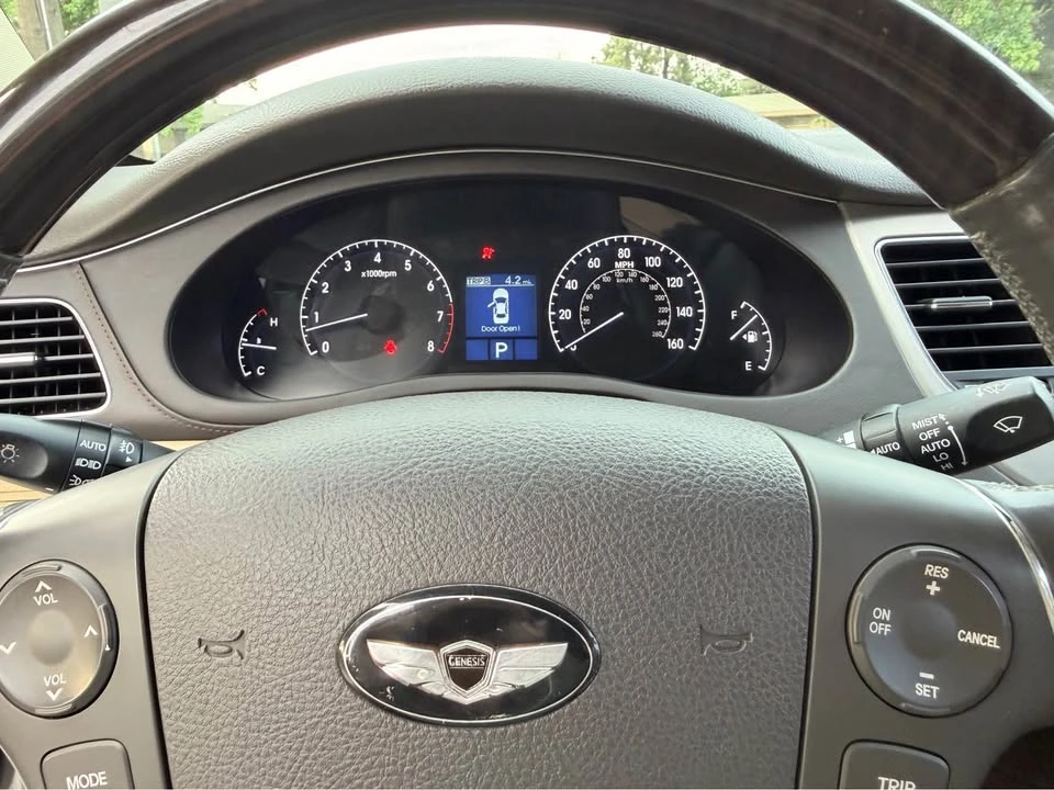 2009 Hyundai Genesis - Image 16 of 18