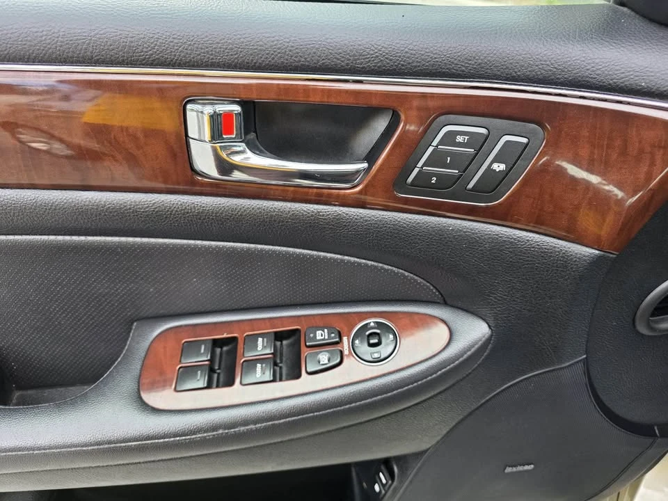 2009 Hyundai Genesis - Image 14 of 19