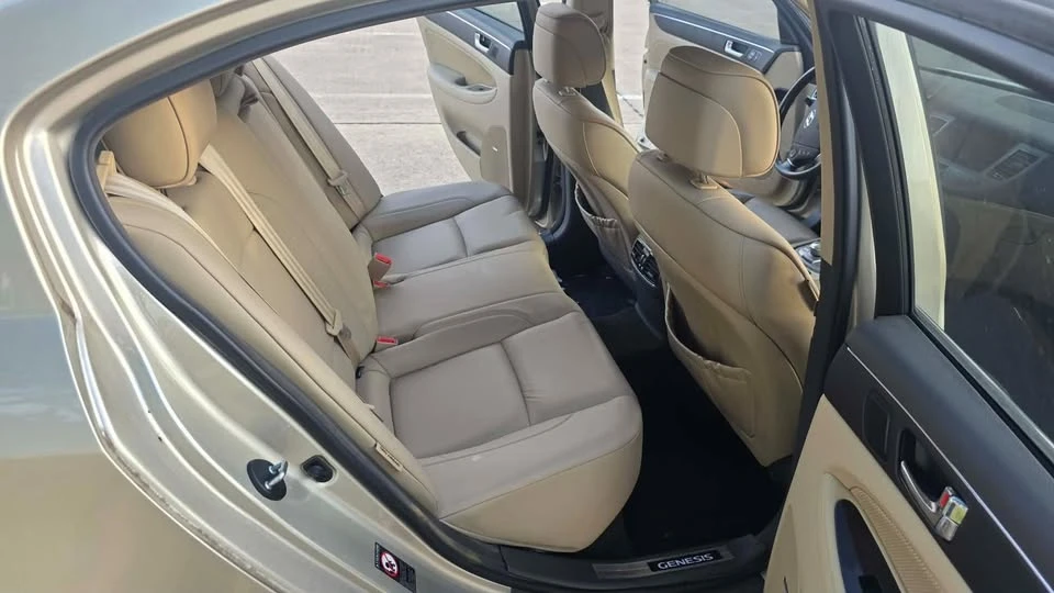 2009 Hyundai Genesis - Image 11 of 19