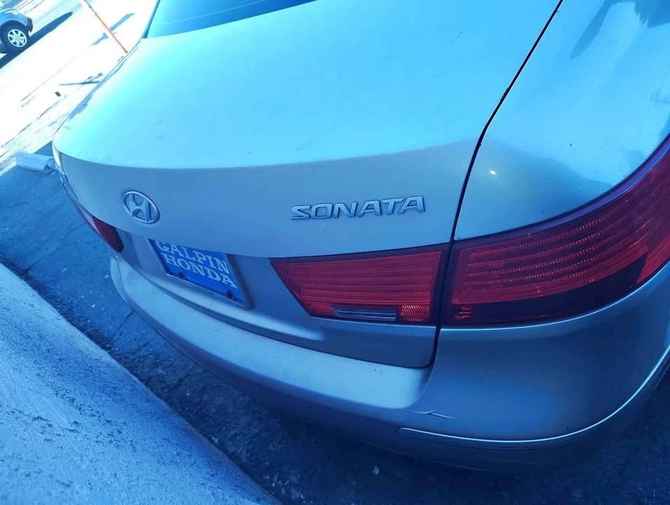 2009 Hyundai Sonata - Image 2 of 11