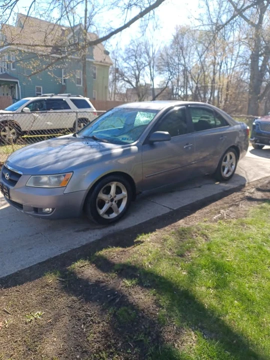2009 Hyundai Sonata - Image 2 of 19