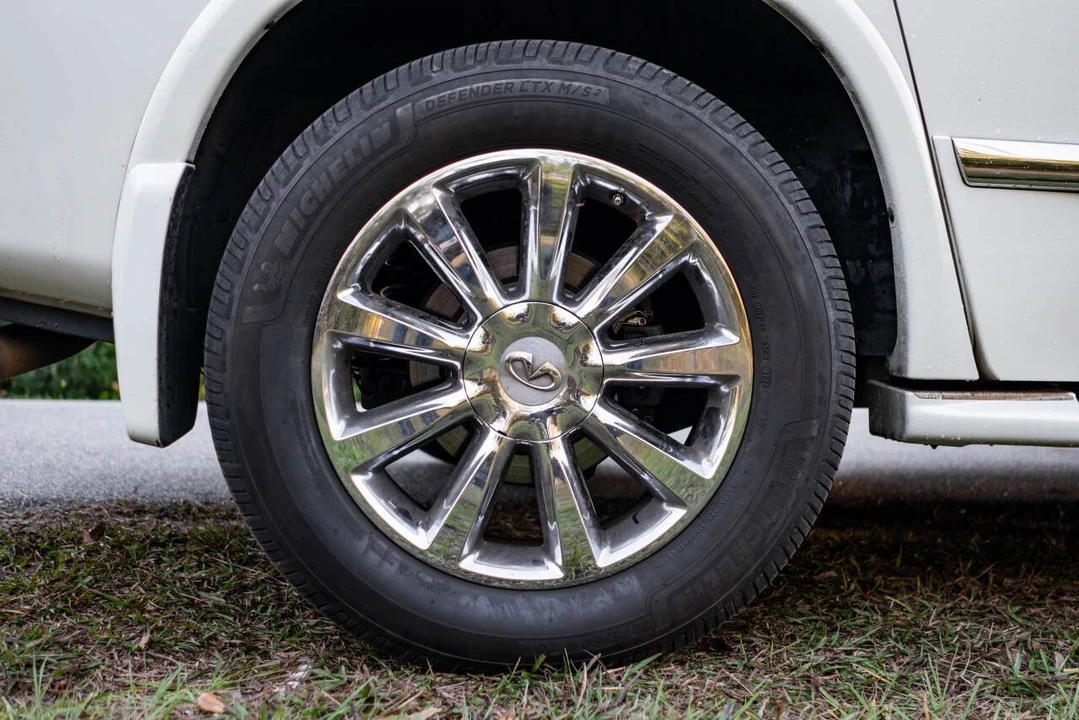 2009 Infiniti QX80 - Image 10 of 21