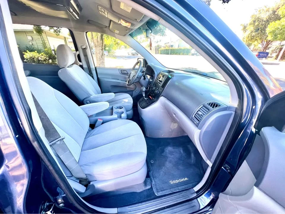 2009 Kia Carnival - Image 6 of 11