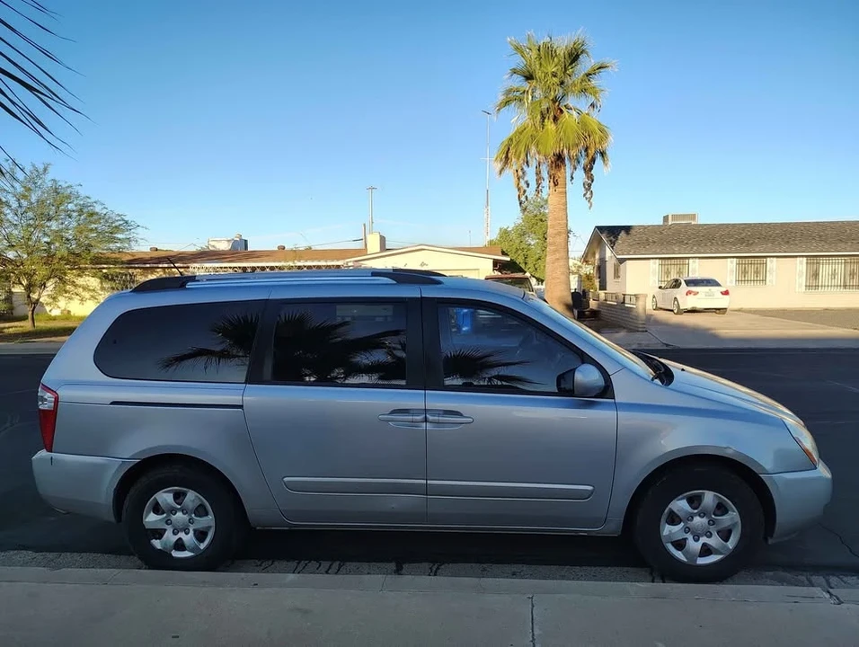 2009 Kia Carnival - Image 6 of 13