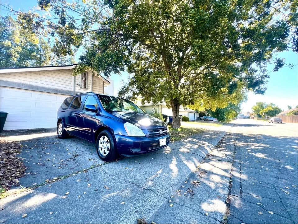 2009 Kia Carnival - Image 2 of 12
