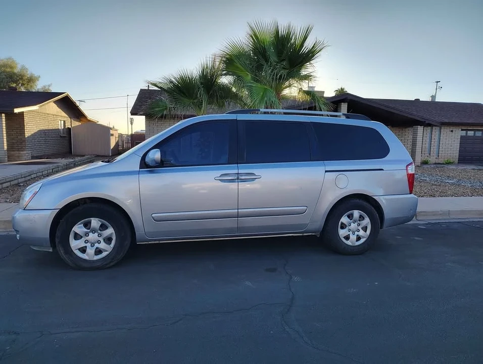2009 Kia Carnival - Image 2 of 13