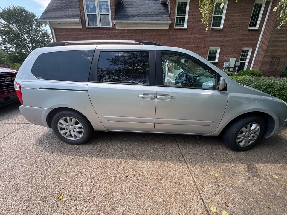2009 Kia Carnival - Image 8 of 9