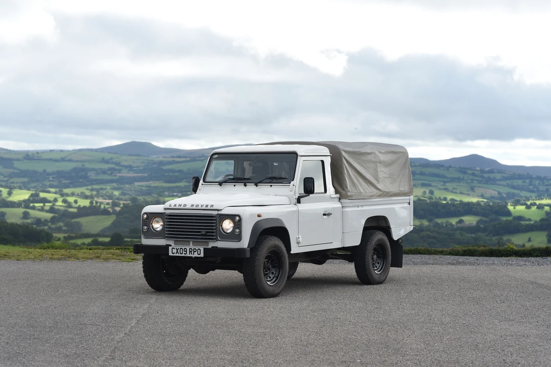 2009 Land Rover Defender 110 - Image 12 of 31