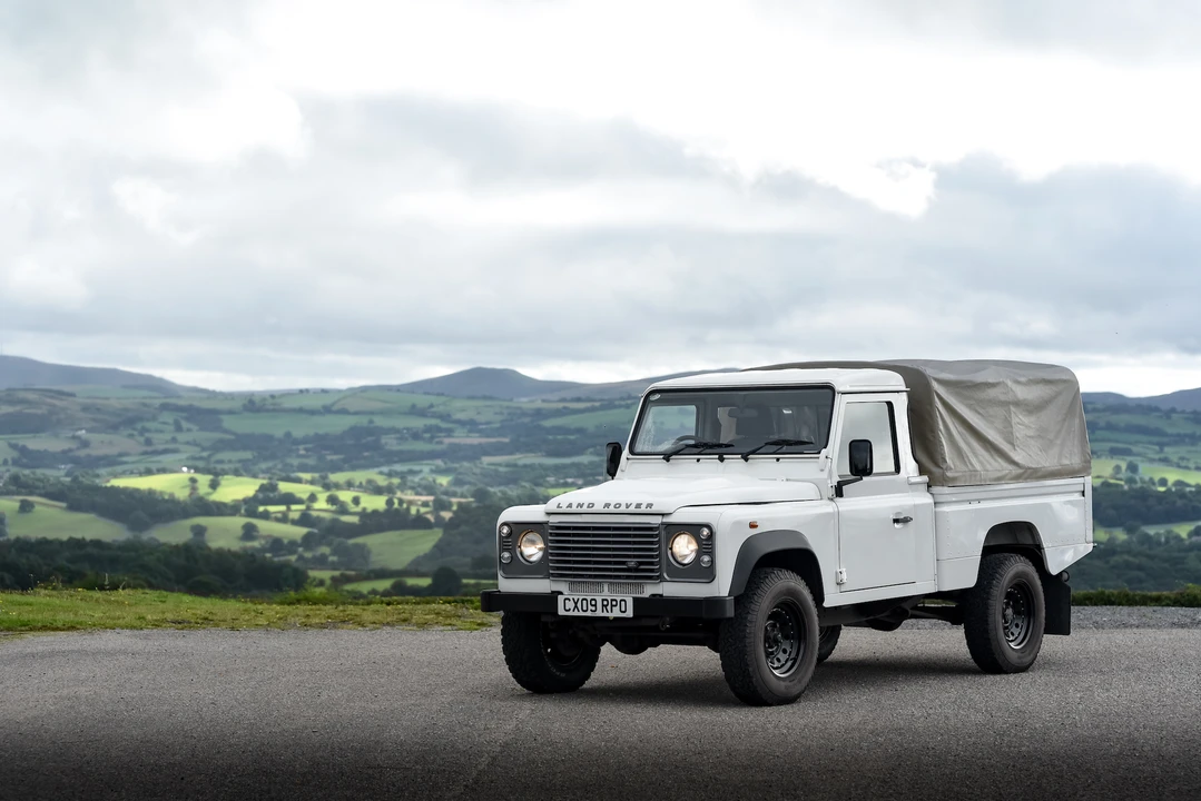 2009 Land Rover Defender 110 - Image 19 of 31