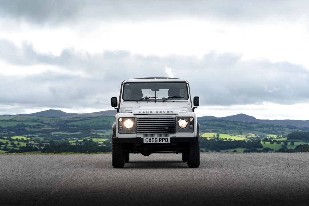 2009 Land Rover Defender 110 - Image 11 of 31