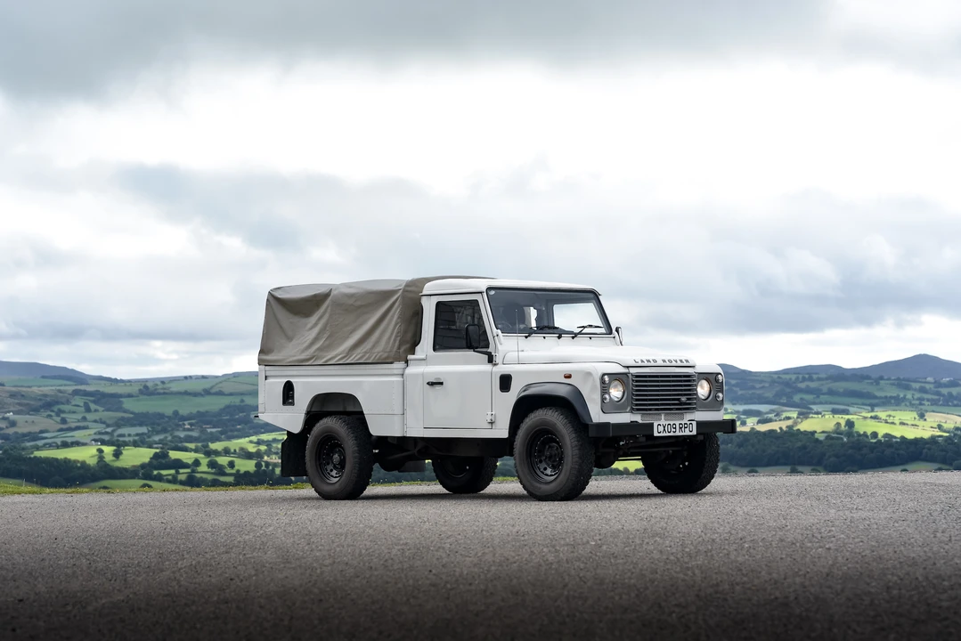 2009 Land Rover Defender 110 - Image 18 of 31