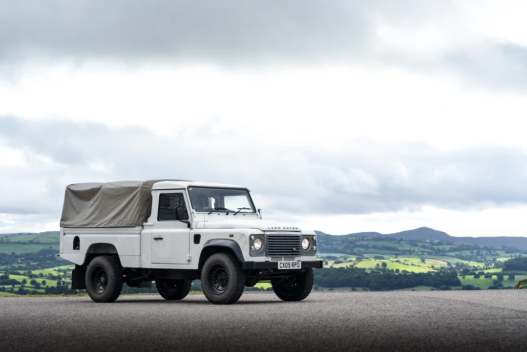 2009 Land Rover Defender 110 - Image 10 of 31