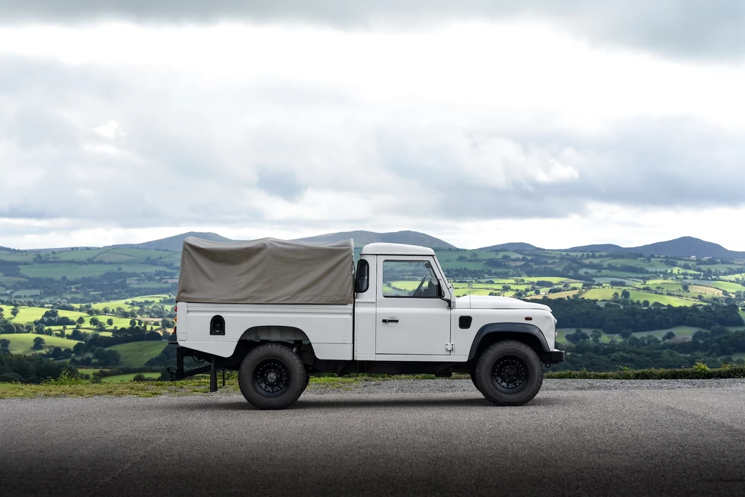 2009 Land Rover Defender 110 - Image 9 of 31